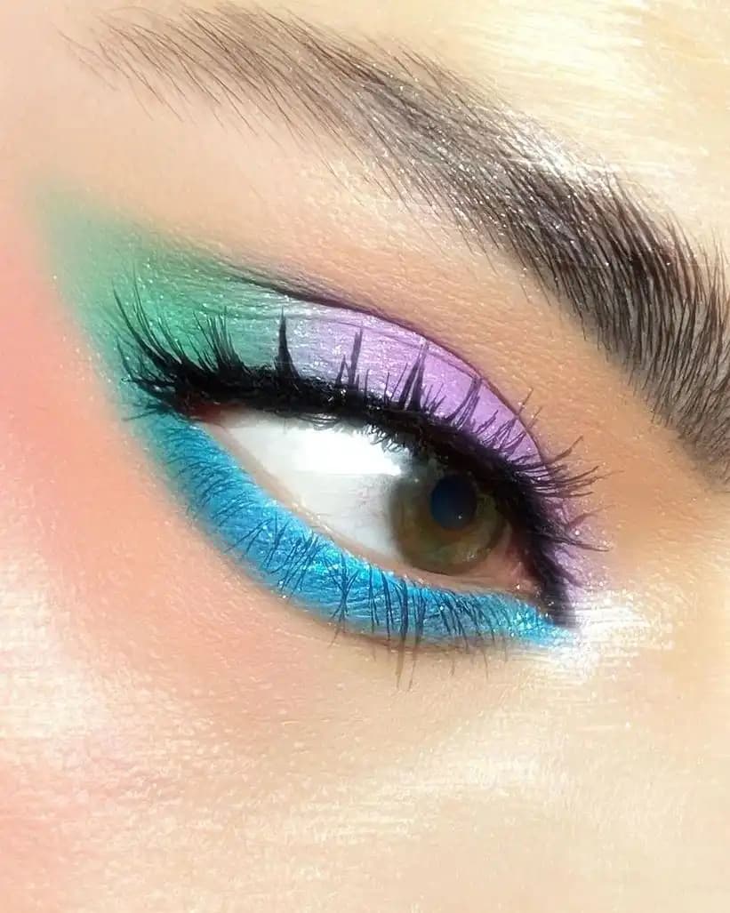 Renkli Gözler İçin Makyaj Teknikleri ve Trendler Hakkında Detaylı Rehber