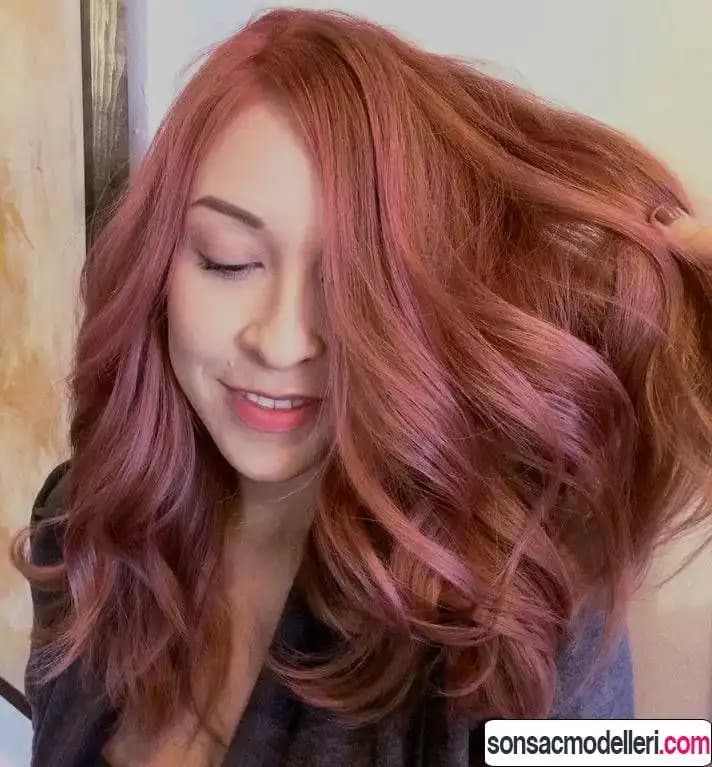 Rose Gold ve Gül Kurusu Saç Renkleri: Modern ve Romantik Görünüm İçin Rehber