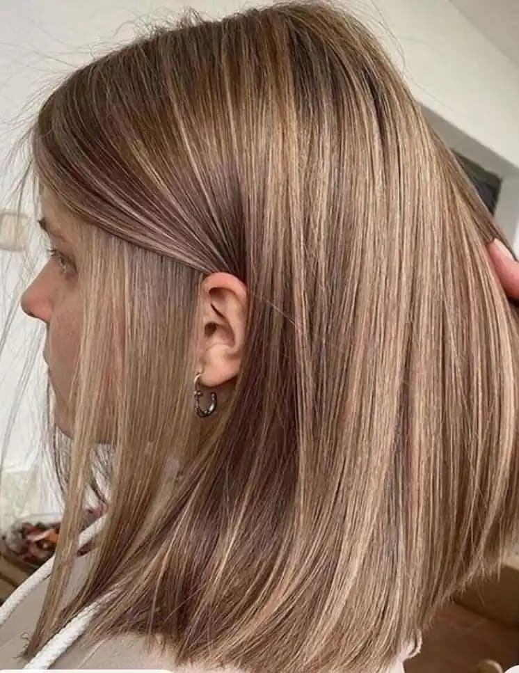 Sarı Küllü Bakır Saç Rengi: Modern ve Çok Yönlü Bir Güzellik Trendleri