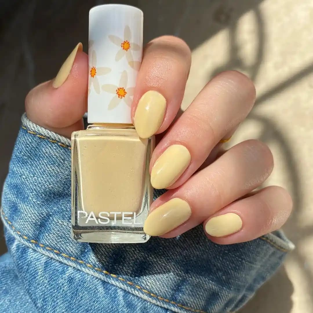 Sarı Oje Trendleri ve Stil İpuçları: Enerjik ve Çekici Görünüm Yaratma Rehberi