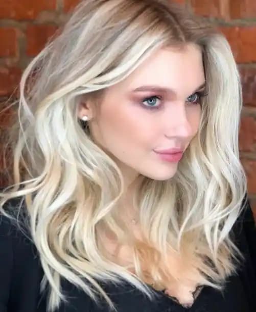 Sarı Saç Tonları ve Bakımı Hakkında Detaylı Rehberlik ve Stil İpuçları