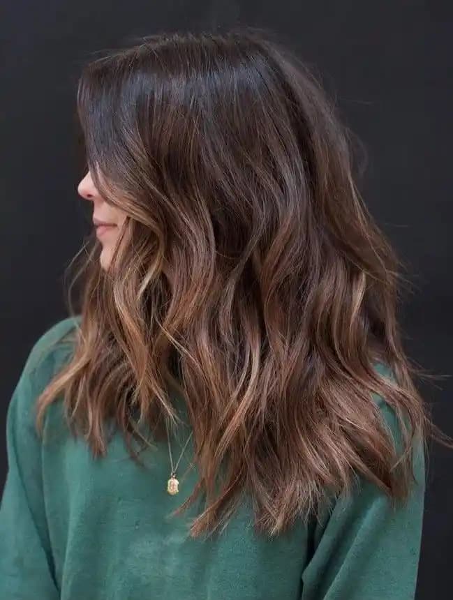 Sarı Saç Üzerine Kahve ve Çikolata Tonları: Renk Uyumu ve Bakım İpuçları