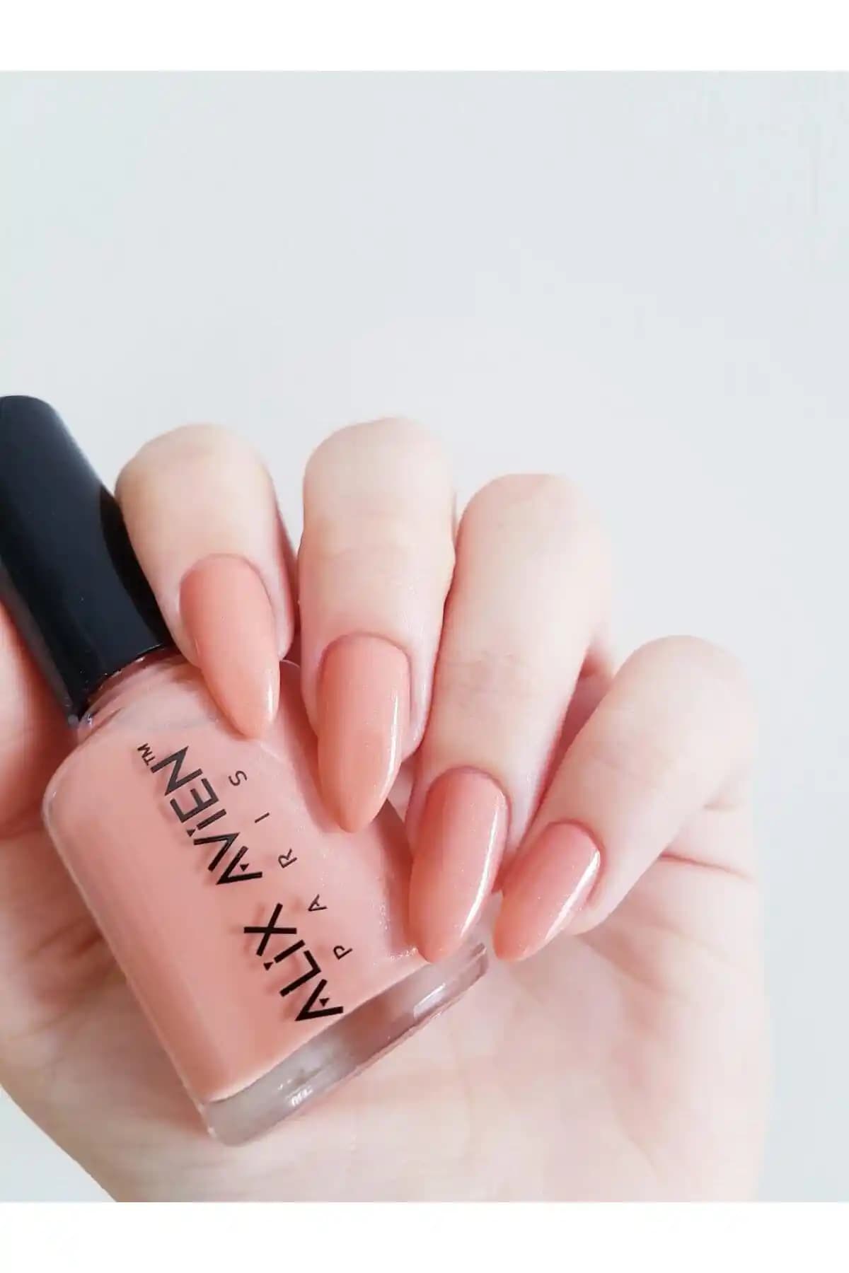 Şeftali Rengi Oje: Doğallık ve Şıklığı Yansıtan Modern Manikür Trendleri