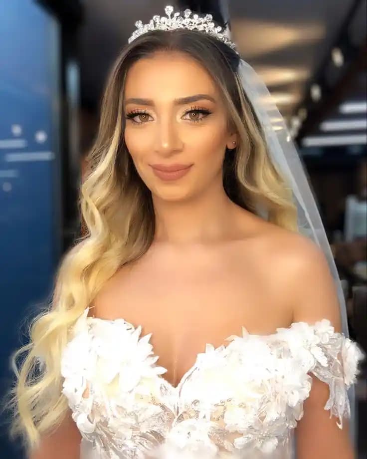 Şeftali Tonlarıyla Gelin Makyajı: Doğallık ve Şıklığın Modern Yolu