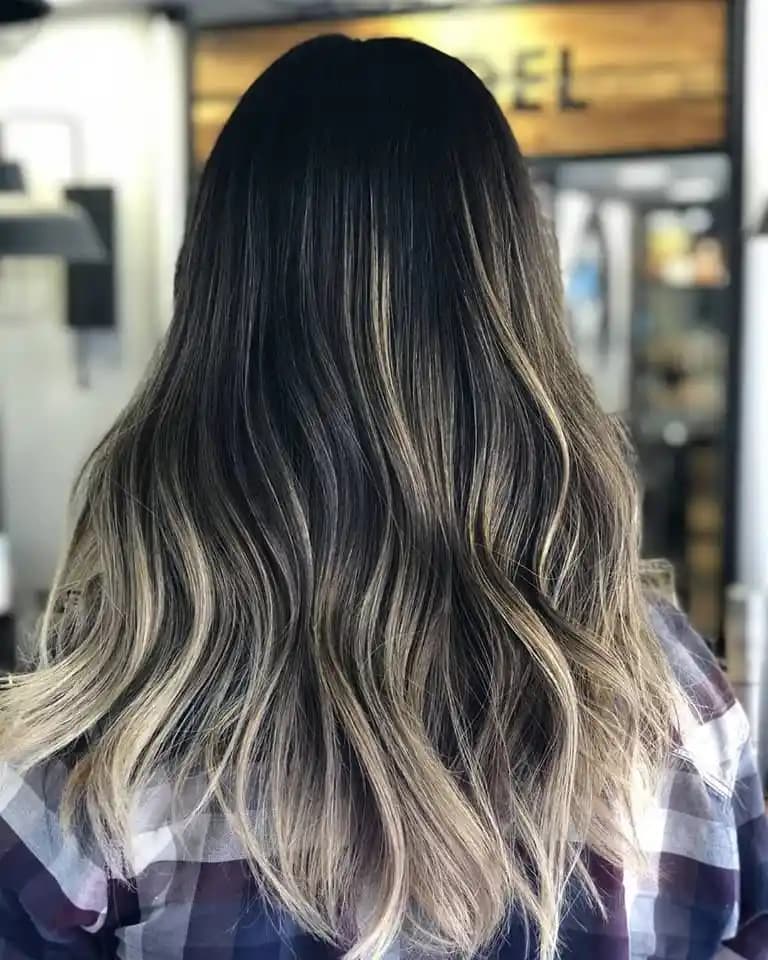 Siyah Saçlar İçin Parıltılı ve Çekici Işıltı Modelleri ve Bakım İpuçları