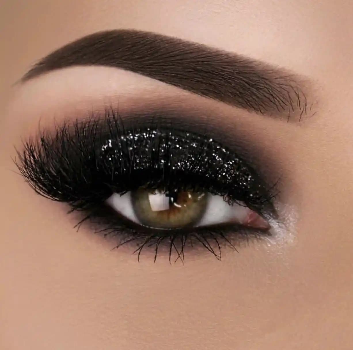 Smokey Eyes Makyajı: Gözlere Derinlik ve Çekicilik Katmanın Temel Yöntemleri