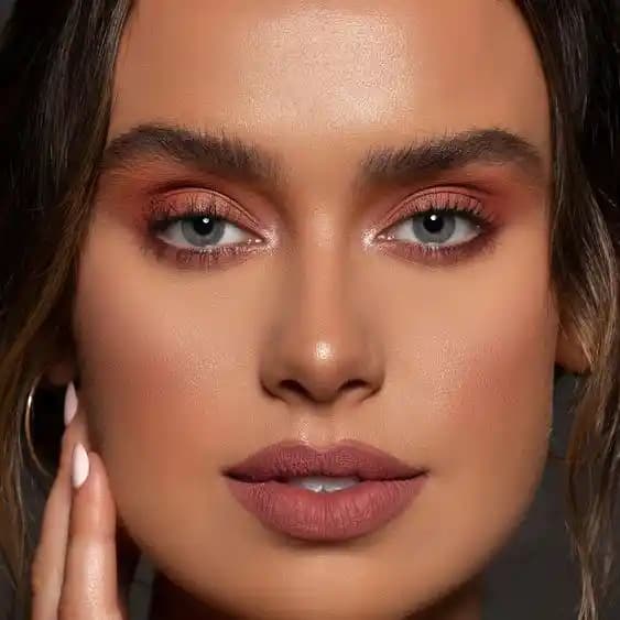 Toprak Tonlarında Makyaj: Doğal ve Şık Görünüm İçin Temel Rehber