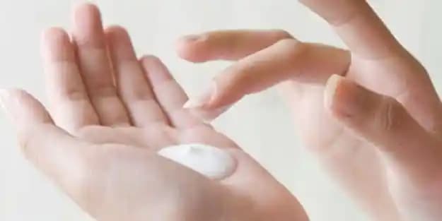 Yağlı Krem Lekeleri Nasıl Çıkarılır En Etkili ve Pratik Yöntemler