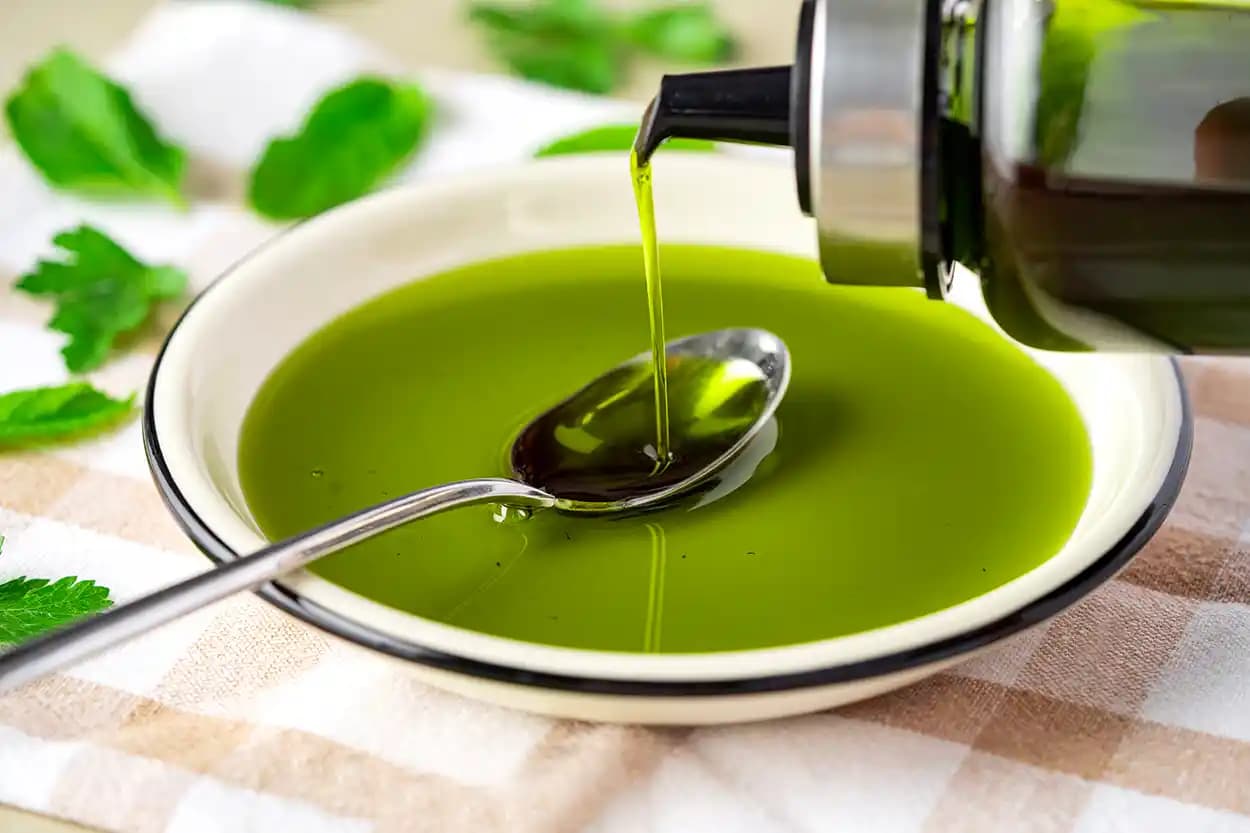 Yeşil Yağ Nasıl Yapılır? Doğal Kozmetiklerde Yeni Bir Trend ve Cilt Bakımında Kullanımı