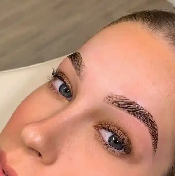 Yuvarlak Yüzler İçin En Uygun Kaş Modelleri ve Güzellik Trendleri 2023