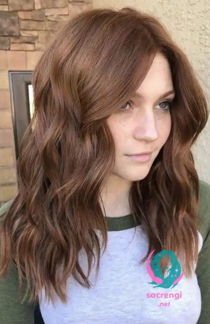 Kestane Saç Rengi ve Bakımı: Doğal Tonlar İçin Etkili Kozmetik Yaklaşımlar