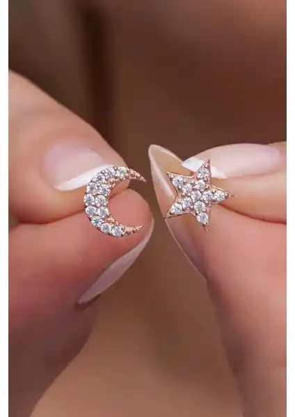 Nereze 925 Ayar Gümüş Minik Ay Yıldız Küpe – Rose Gold Kaplama ve Zirkon Taşlı Tasarım