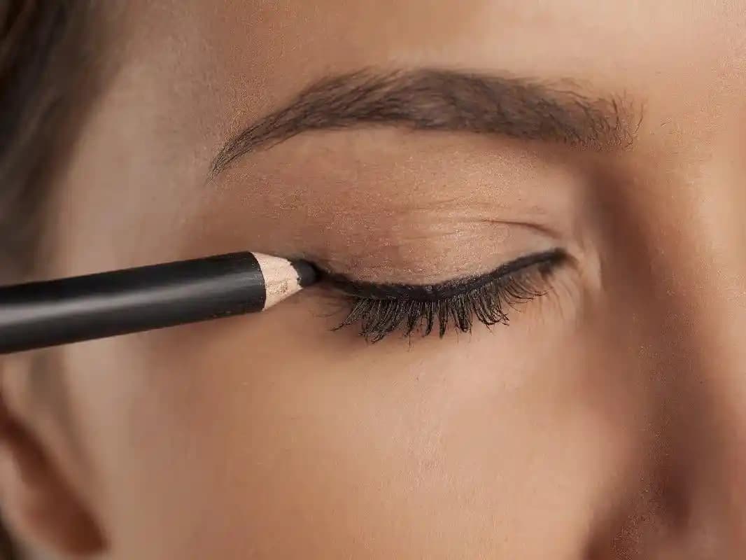 En Güzel Eyeliner Seçimi ve Uygulama İpuçlarıyla Gözlerinizi Büyüleyin