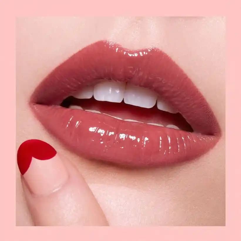 Parlak Rujlar: Günlük ve Gece Kullanımıyla Trend Olan Kozmetik Ürünleri