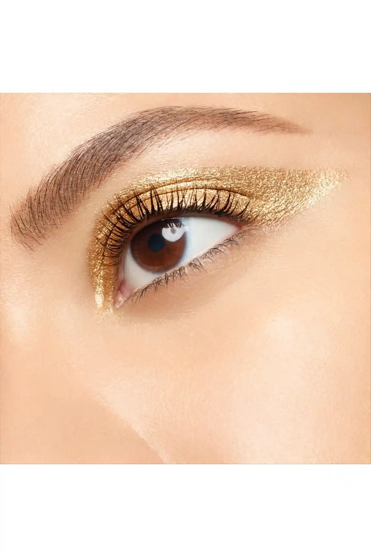 Pırıltılı Göz Farı Kullanımı ve Trendleri: Günlük ve Gece Makyajında Işıltı Yaratma