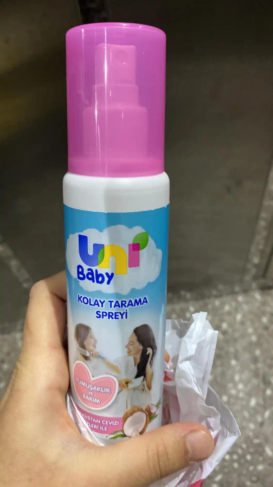 Uni Baby Kolay Tarama Spreyi Bebek Saçlarının Güvenli ve Pratik Bakımı İçin Önerilir