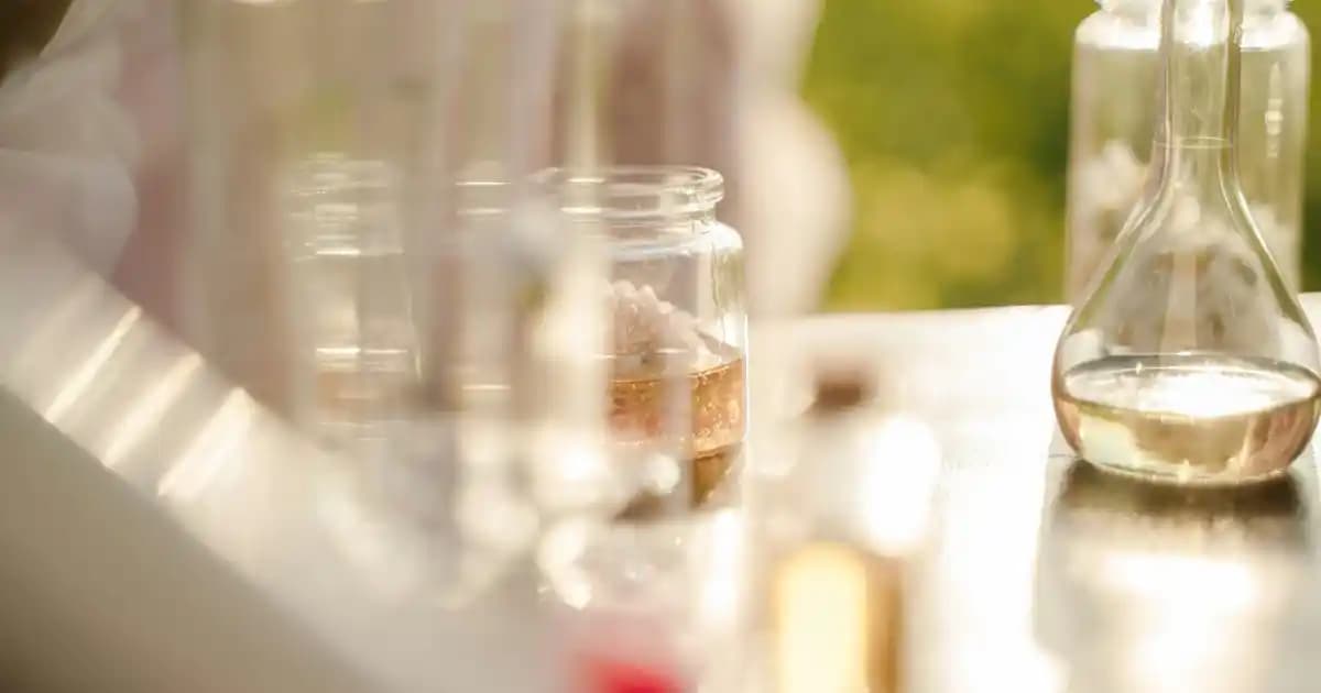 Yaşlanma Karşıtı Serumlar: Cilt Gençleştirme ve Kırışıklık Azaltma Yöntemleri