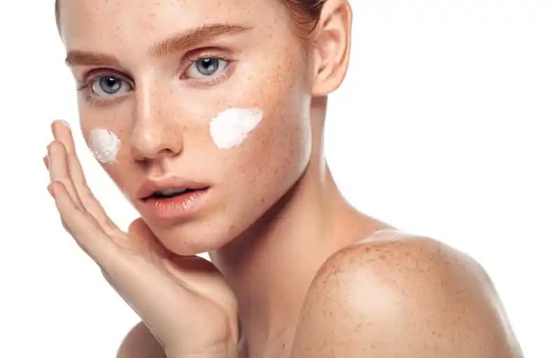 Yüze Nemlendirici Sürmenin Önemi ve Doğru Uygulama Yöntemleri Hakkında Kapsamlı Rehber