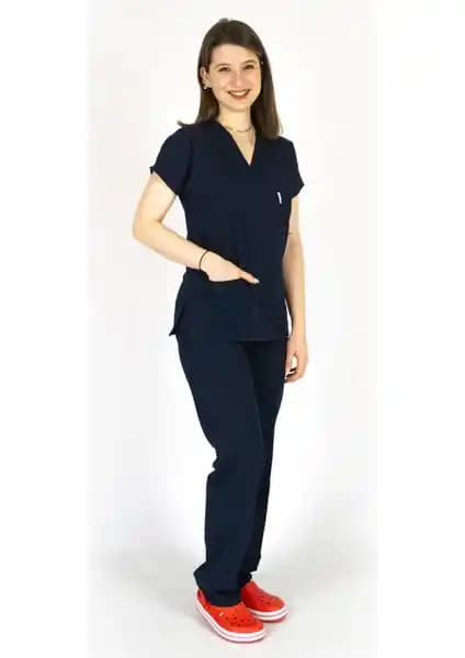 Simirna Cerrahi Doktor Scrubs Takımları Karşılaştırması: Renk ve Kesim Özellikleri