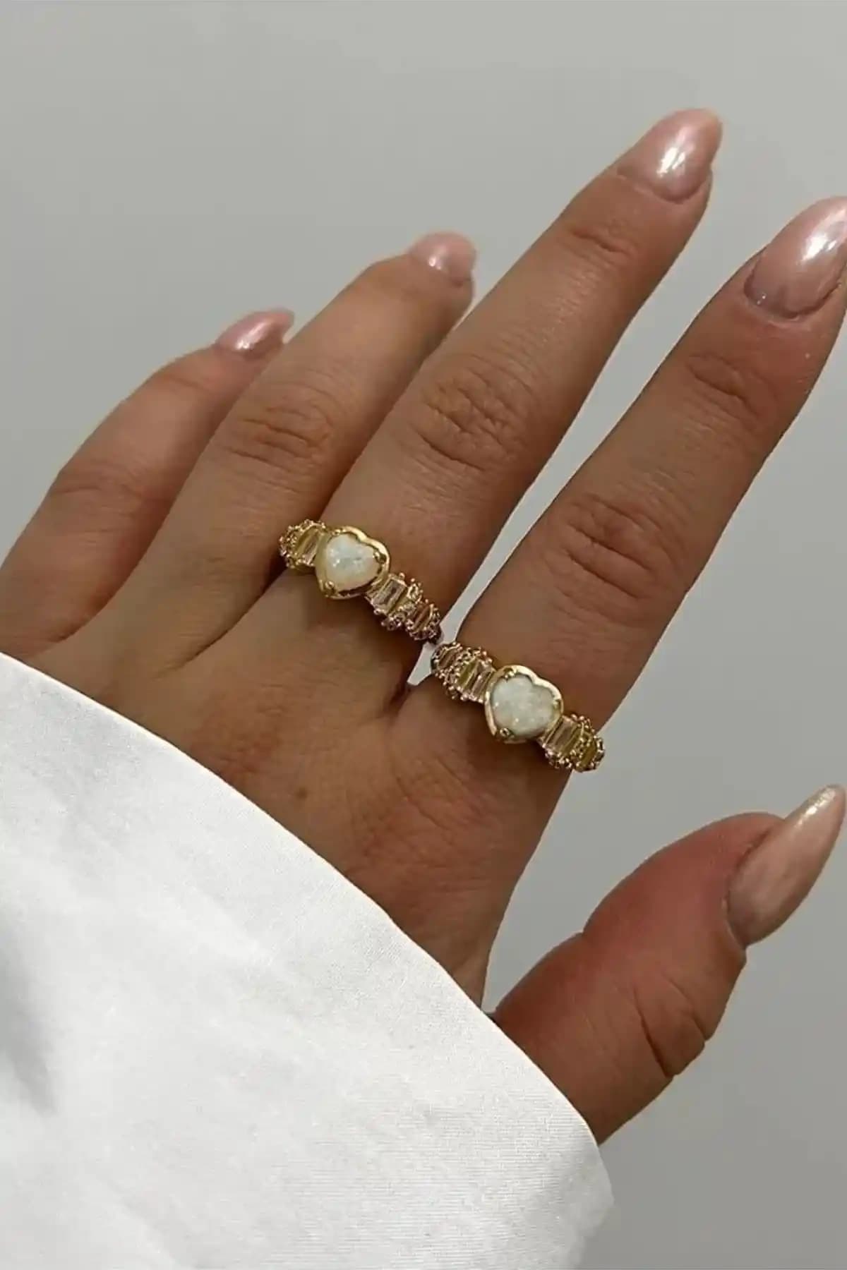 AURRARİ Kadın 18k Altın Kaplama Beyaz Opal Kalp Zirkon Baget Taşlı Yüzük (Exclusive)