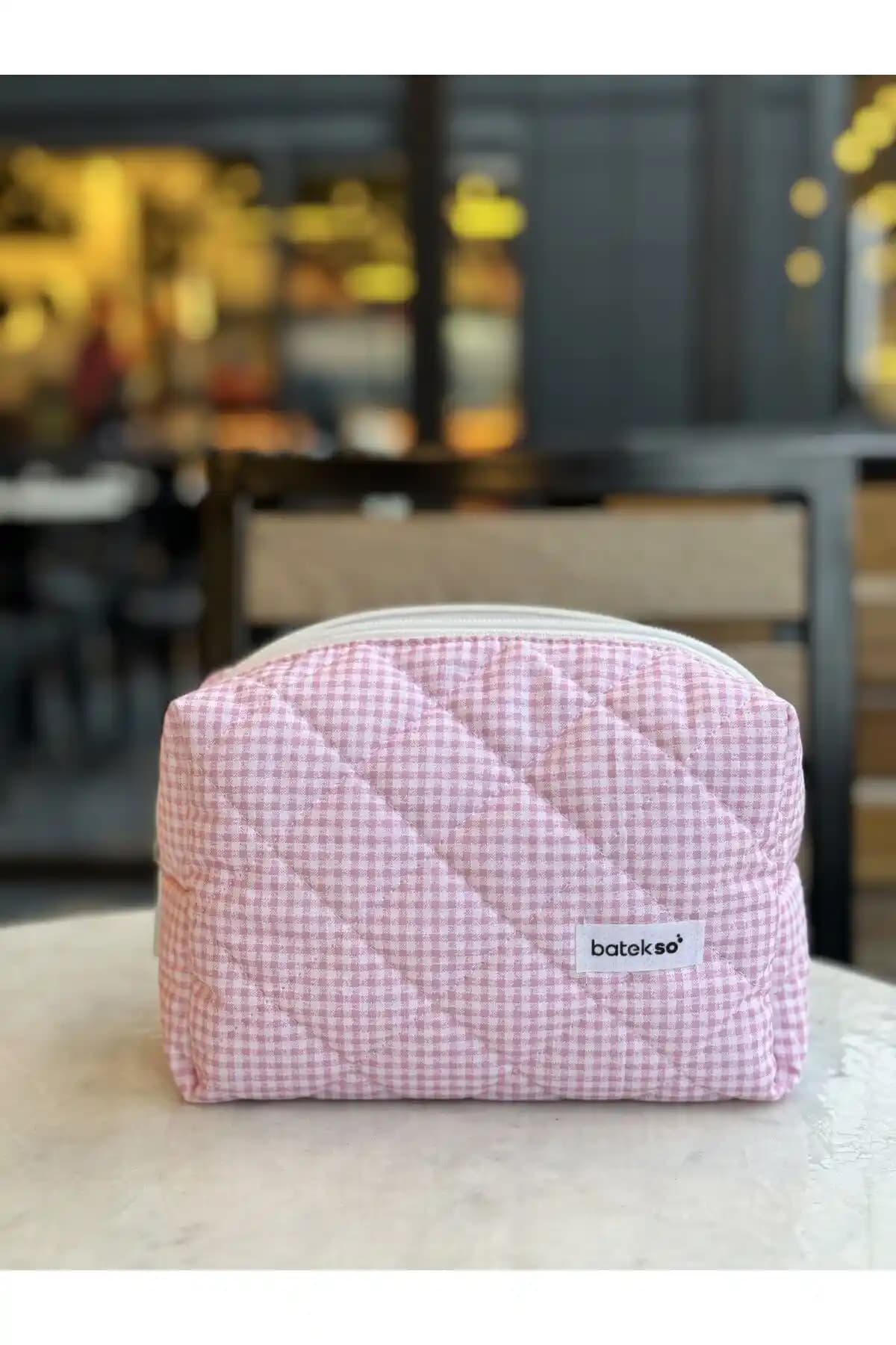 Butiksi Pembe Kare Desenli Büyük Boy Makyaj Çantası Şık ve Kullanışlı Tasarım