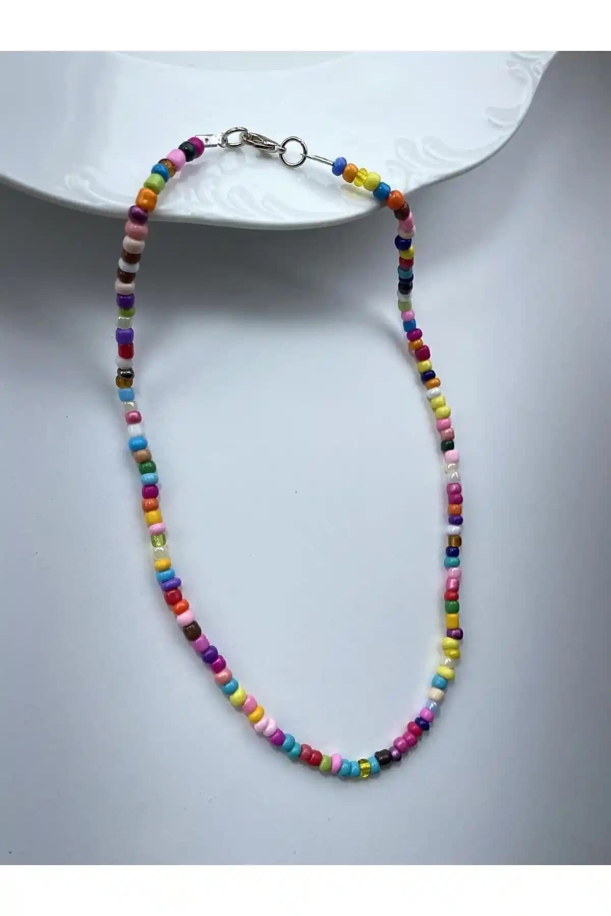 DERYA Renkli Boncuklu Kolye: Canlı Renkler ve Zarif Tasarım ile Stilinizi Tamamlayın