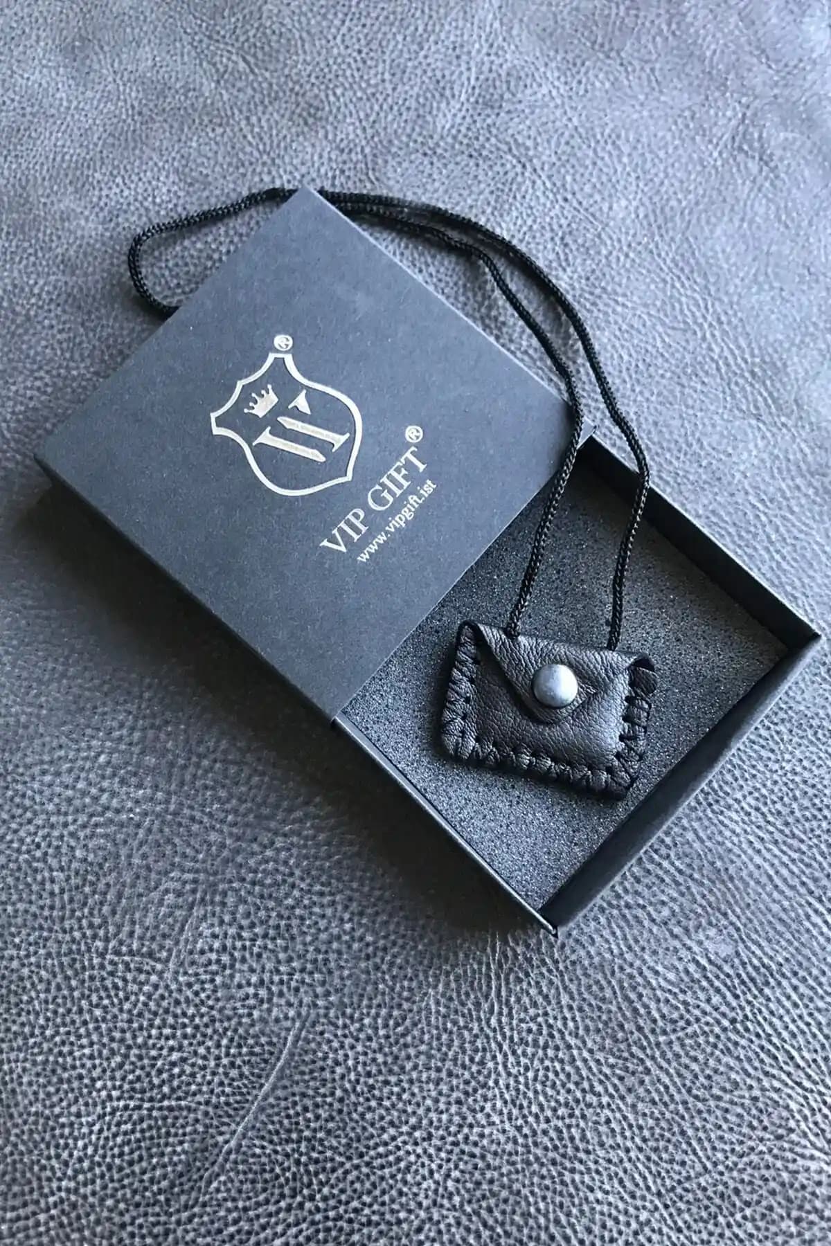 El Yapımı Kayı Dörtgen Dualı Kolye - Doğal Malzemelerle Şık ve Anlamlı Tasarım