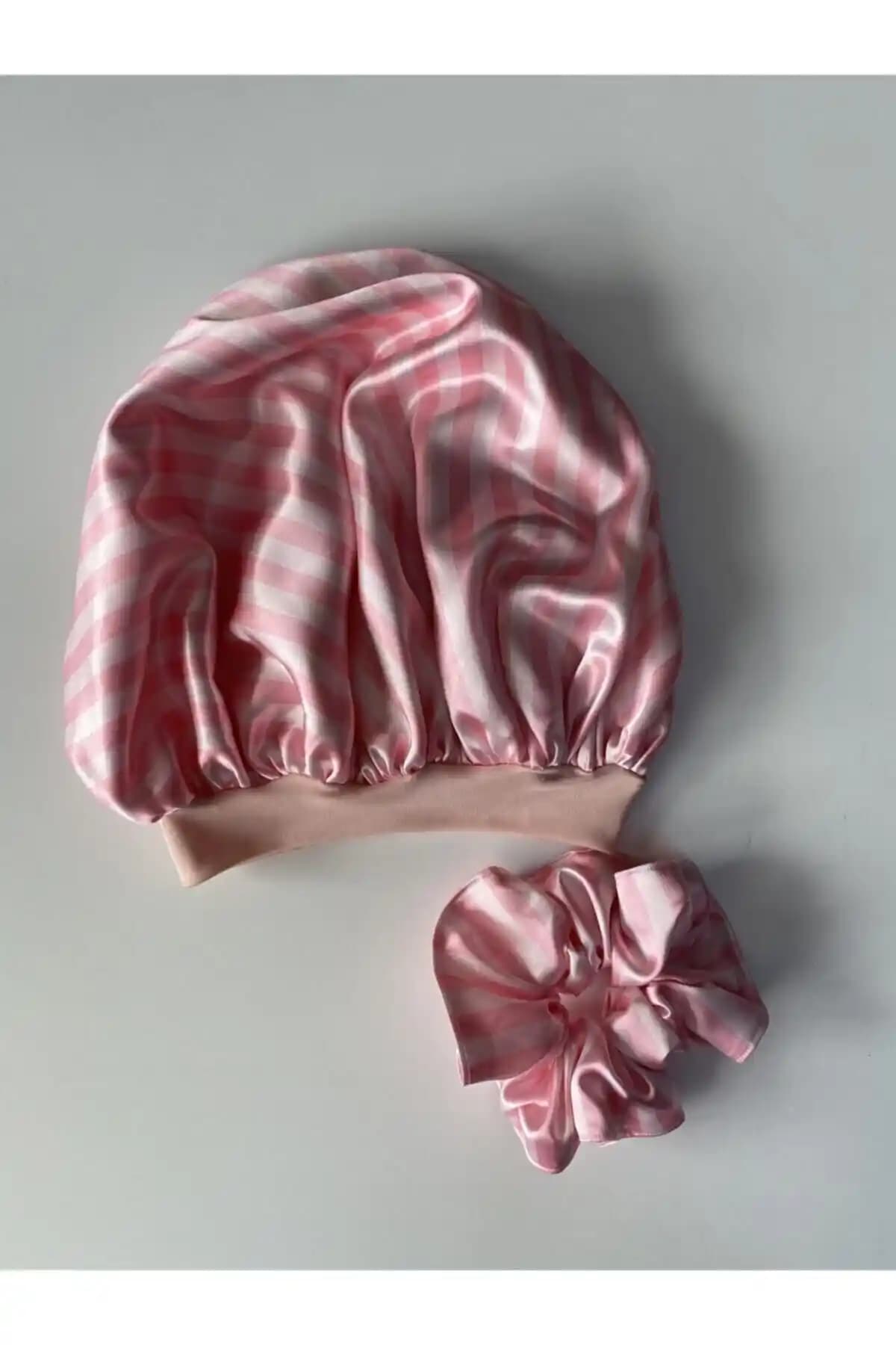 Kıvırcık Saçlar İçin Pudra Saten Bone ve Toka Seti Şıklık ve Fonksiyonellik Sunar