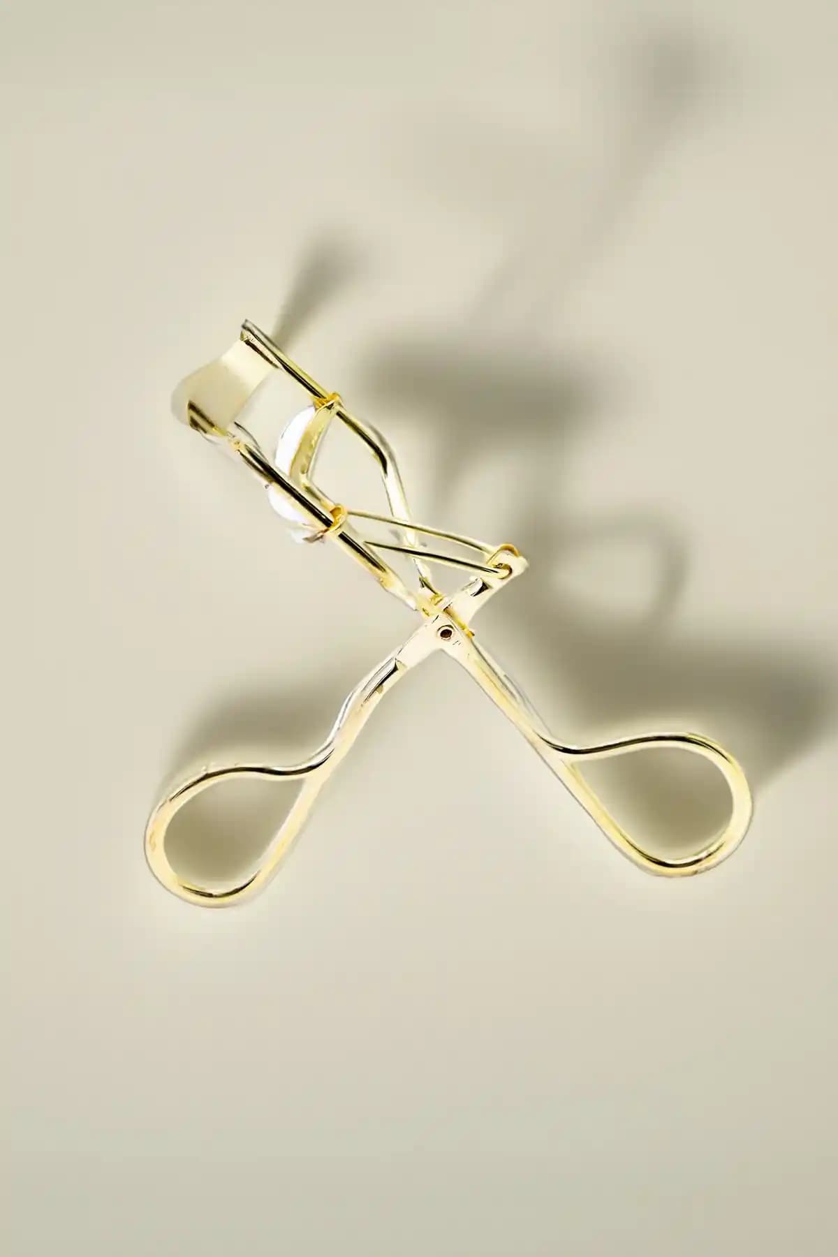 MUJGAN Kirpik Kıvırma Makası Gold: Şık ve Dayanıklı Göz Makyajı İçin Mükemmel Tercih