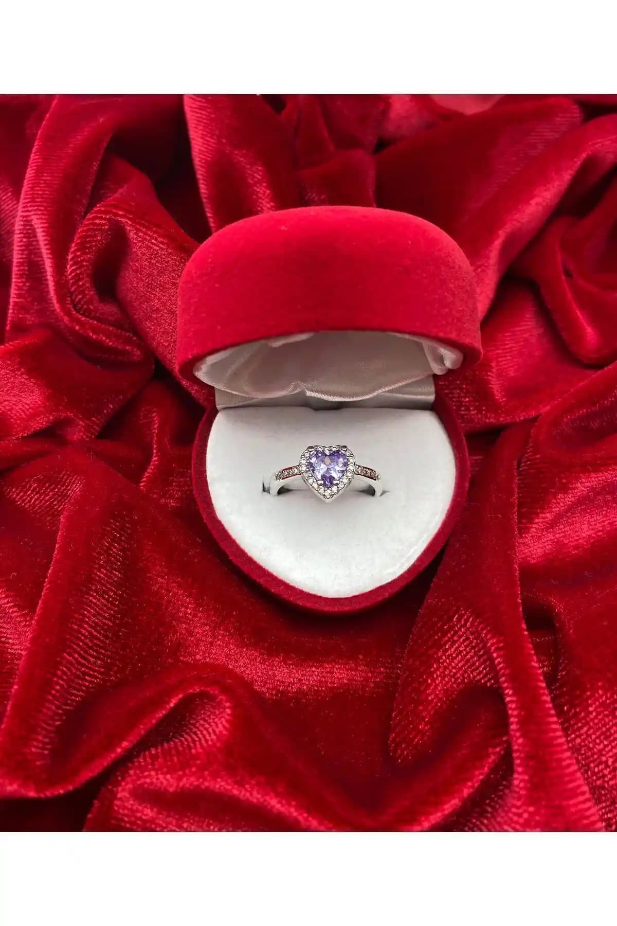 Sevgililer Günü İçin Modern ve Şık Mor Taşlı Kalpli Yüzük Önerileri