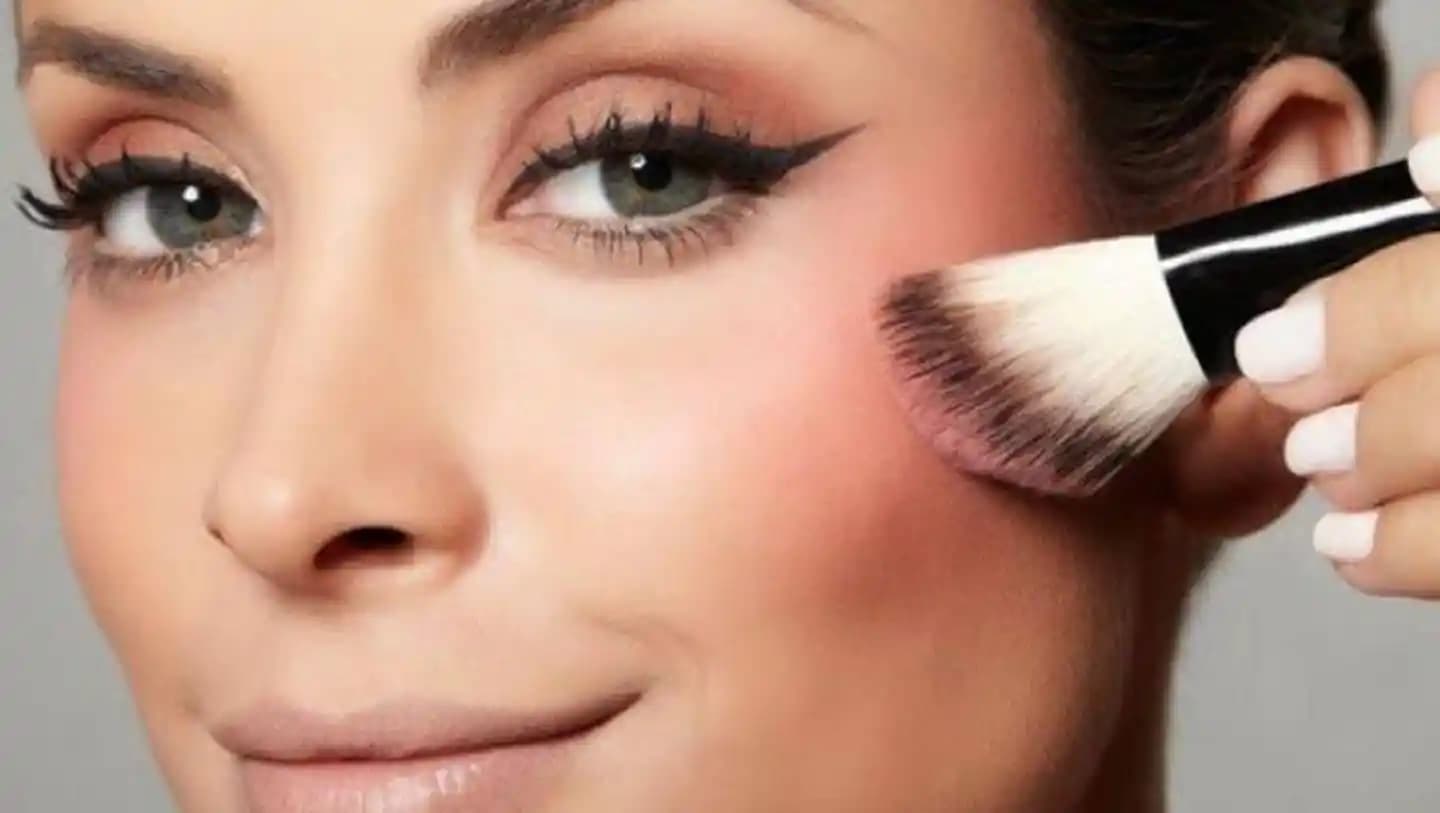 Allık Kullanımı: Kişisel Tercihler, Uygulama Teknikleri ve Cilt Tipine Göre Seçimler