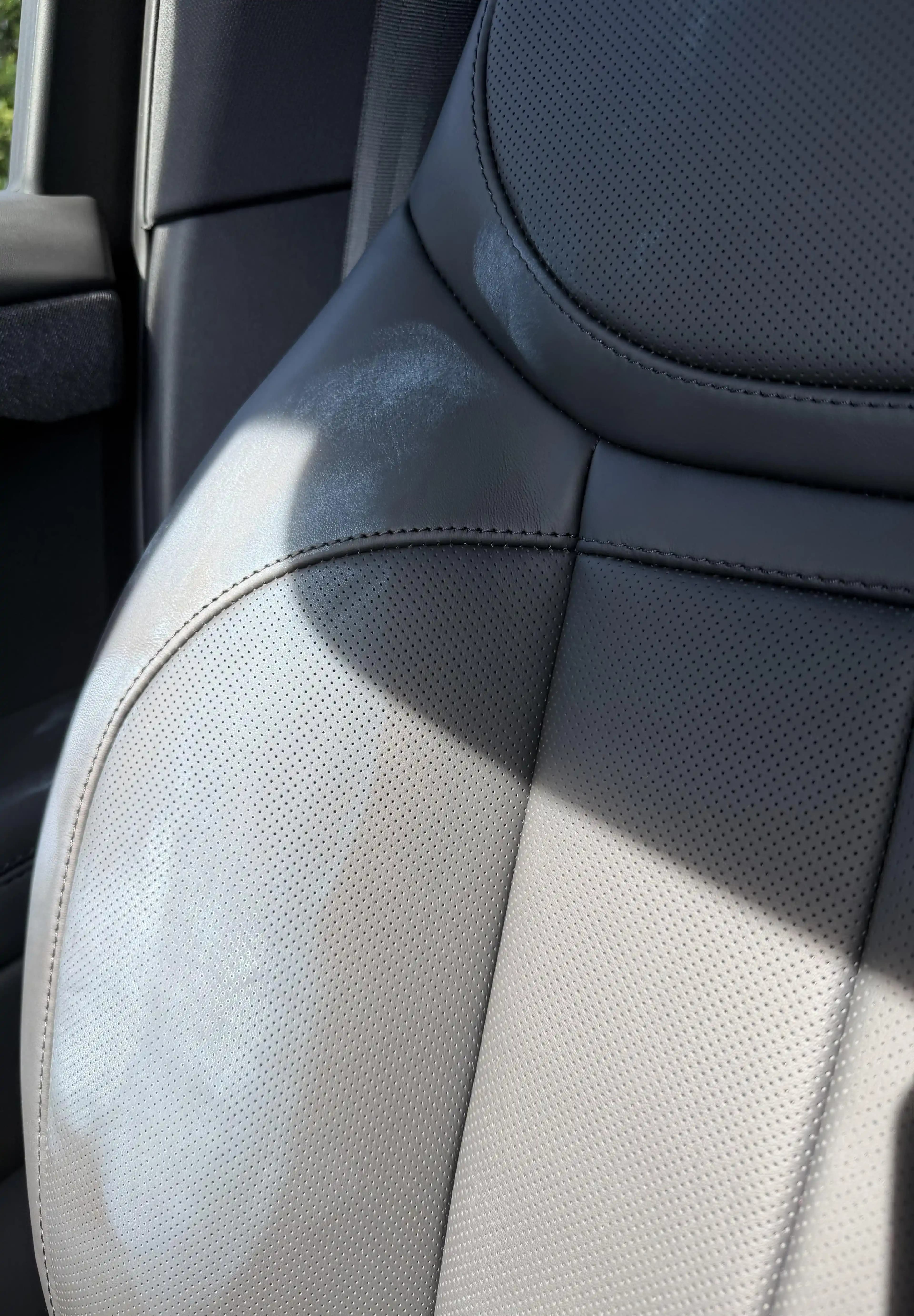 Araba Koltuğuna Güneş Koruyucu Bulaşmasını Önlemek İçin Etkili Yöntemler ve Temizlik İpuçları