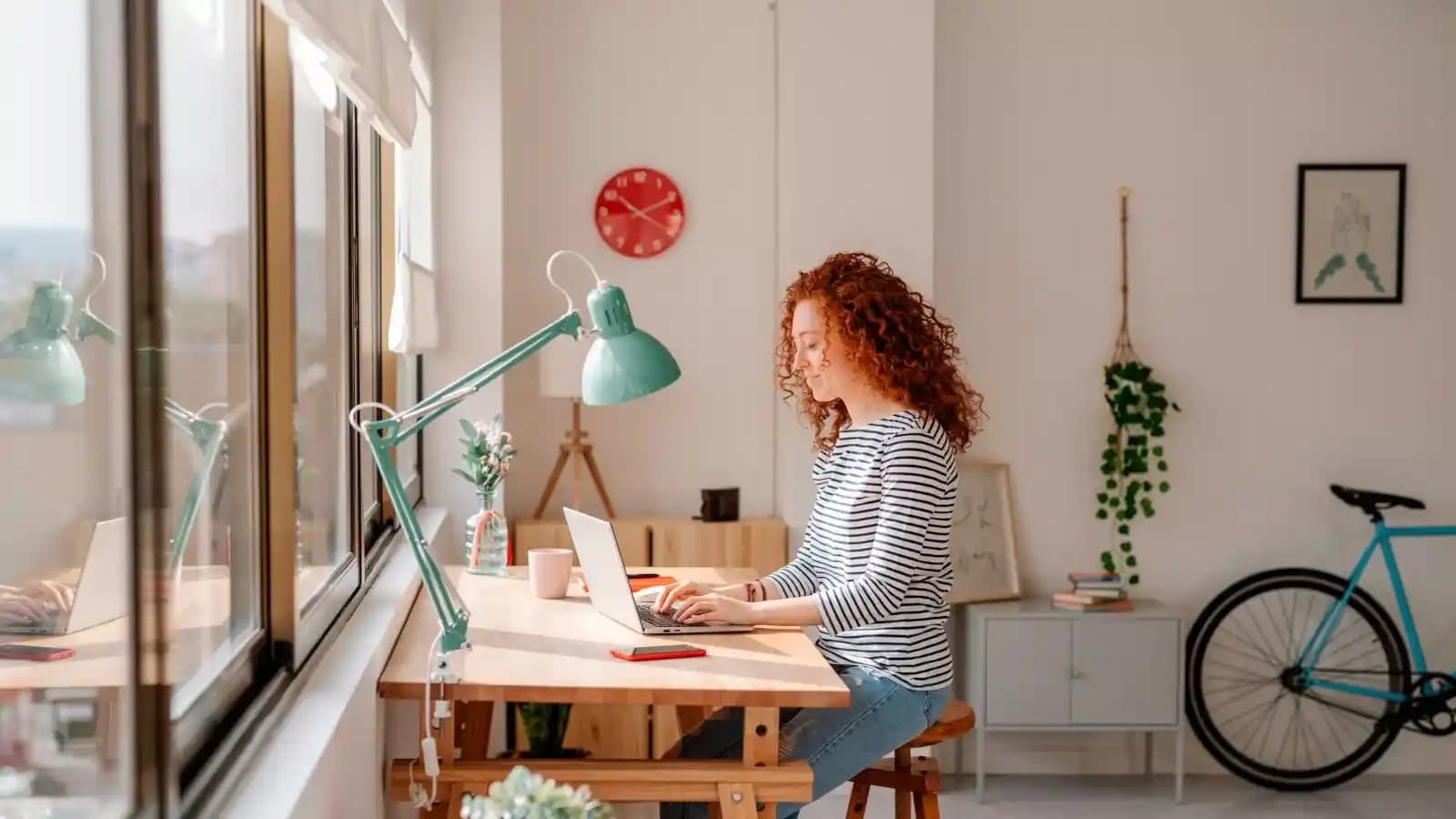 Evde ve Evden Çalışırken Rahat ve Bakımlı Görünmenin Pratik Yolları