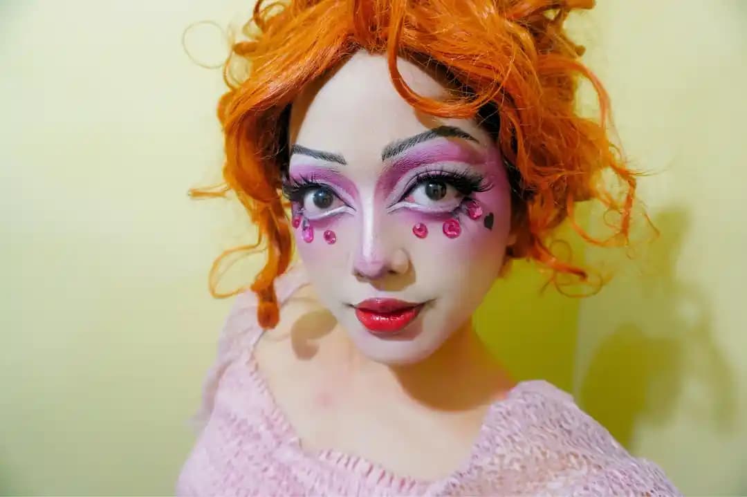 Hazbin Hotel Angel Dust Karakterinden Esinlenen Detaylı Drag Makyaj Denemesi