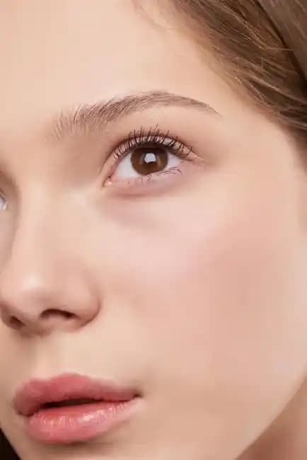 Makyajda Küçük Dokunuşlarla Doğal ve Etkileyici Görünüm Yaratma Teknikleri