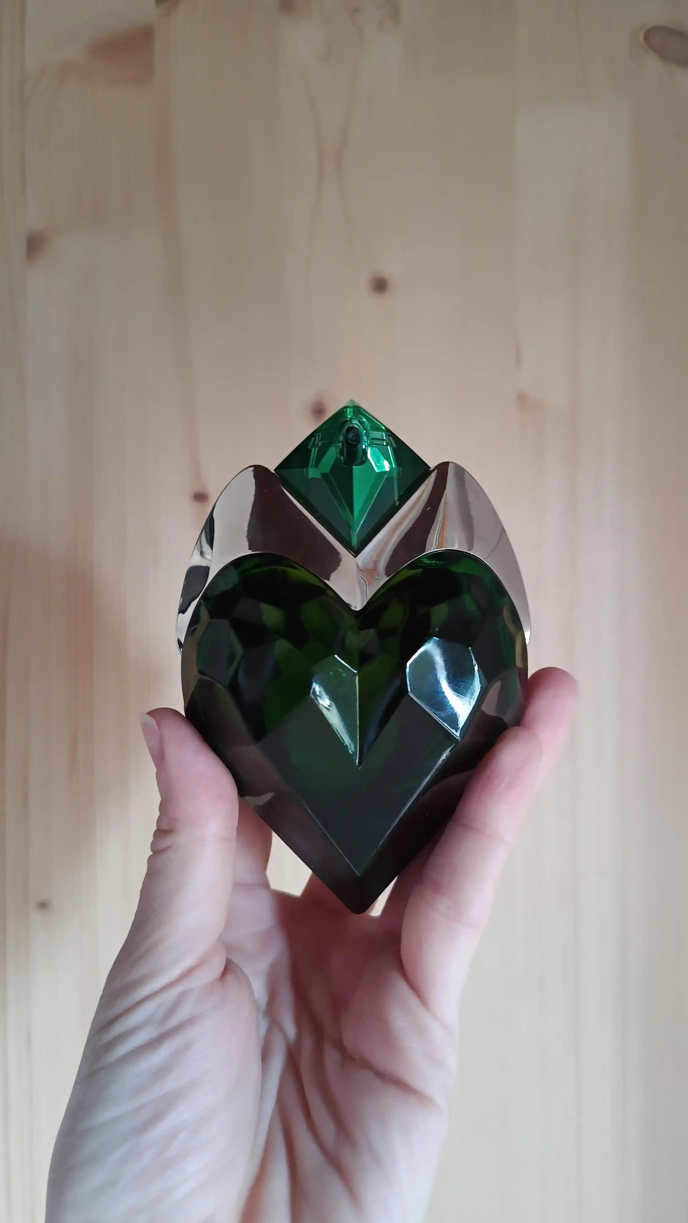 Mugler Aura Parfümü: Özellikleri, Versiyonları ve Kullanıcı Deneyimleri