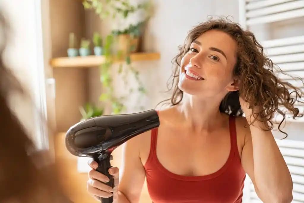 Saç Kurutma Yöntemleri: Hava ile Kurutma ve Hafif Isı Kullanımının Saç Sağlığına Etkileri