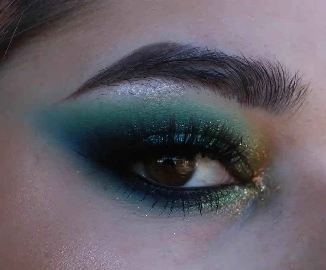 Yeşil Tonlarında Simli Smoky Eye Makyajı: Ürünler, Teknikler ve Renk Kombinasyonları