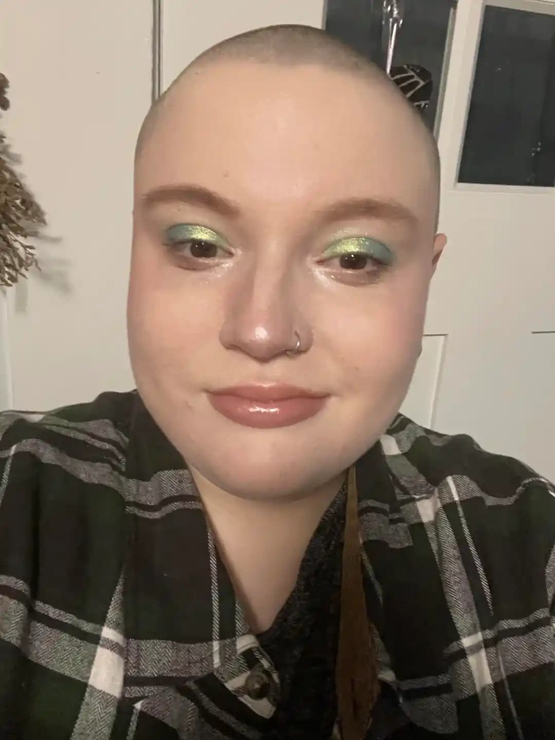 Yeşil ve Mavi Göz Farı ile Parlak Makyaj Teknikleri ve Ürün İncelemesi