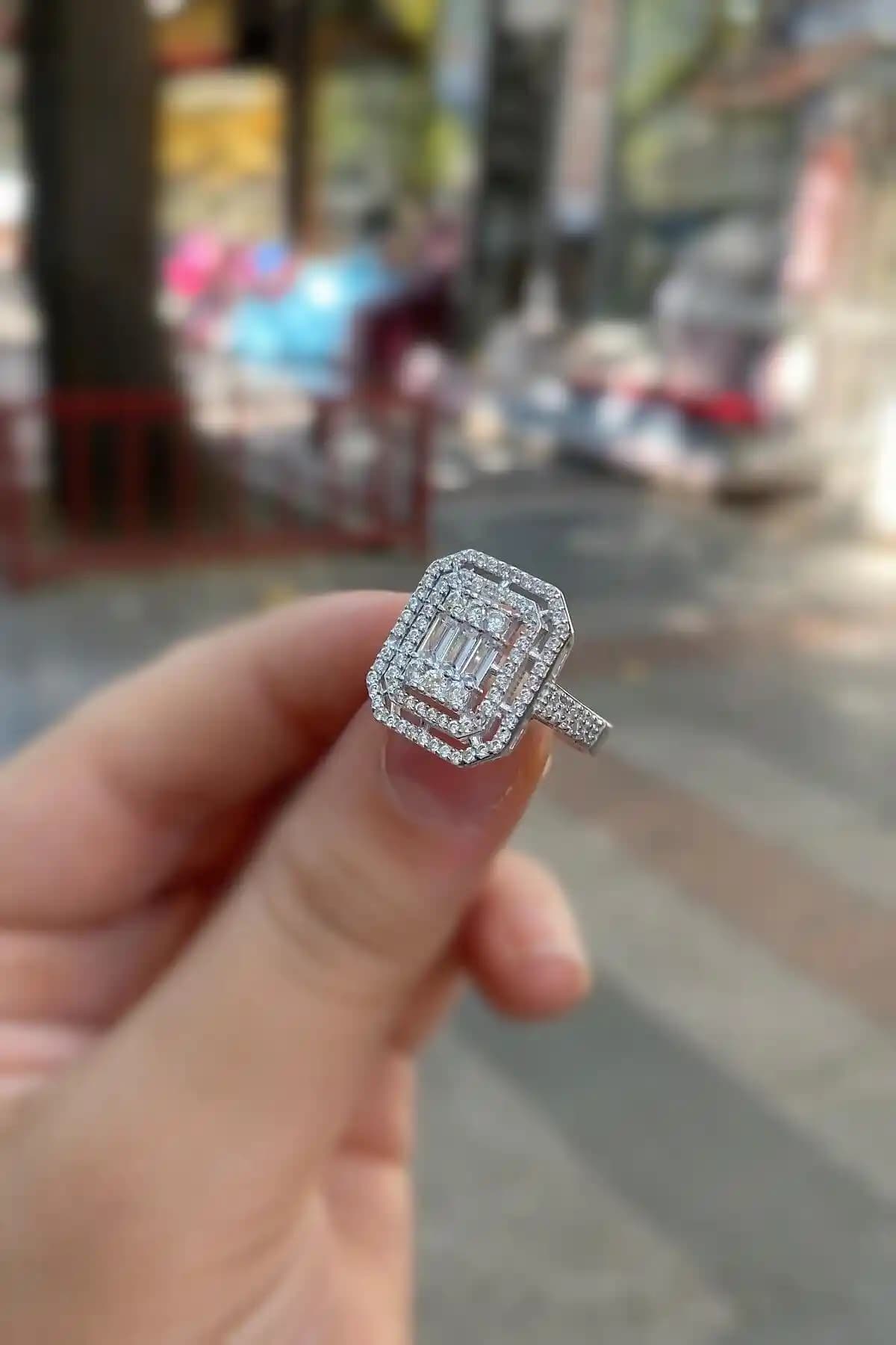 Erer Gümüş Baget Taşlı Yüzük: Şıklık ve Dayanıklılığı Bir Arada Sunan Tasarım