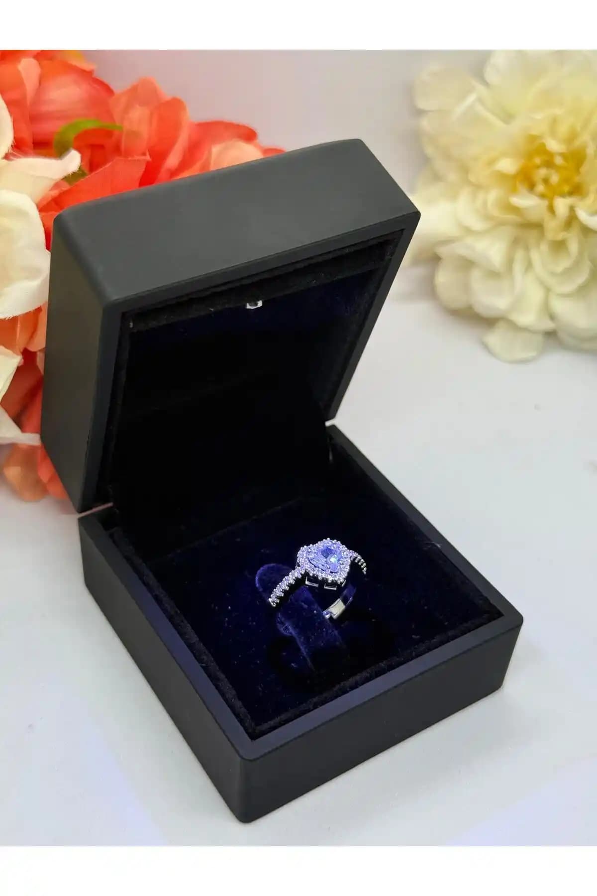 Estetik ve İşlevselliği Bir Arada Sunan Güçlü Renkli Çelik Yüzük Hediye Seçenekleri