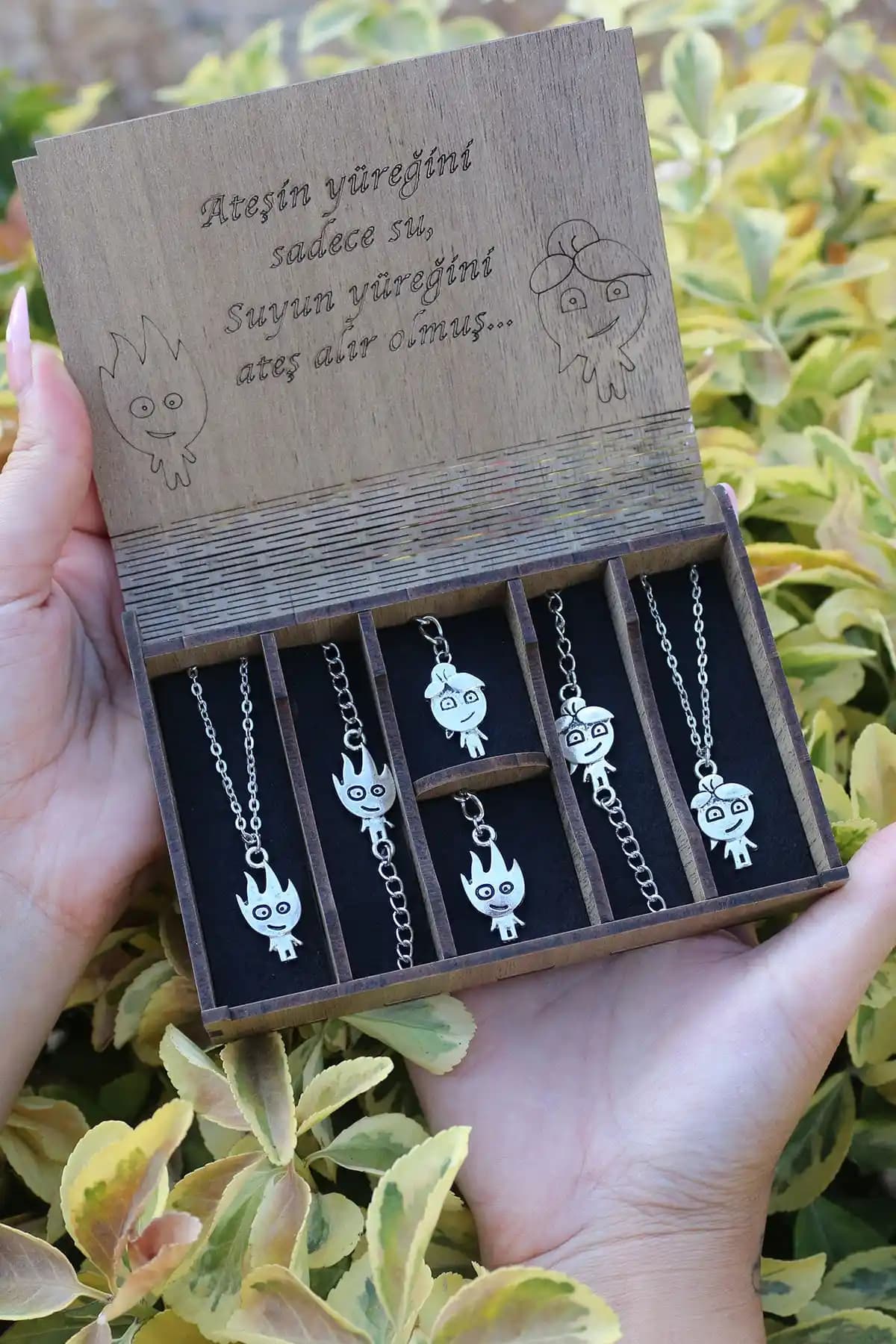 Genel Markalar 6 Parça Özel Hediye Kutulu Ateş ve Su Gümüş Renk Çift Takı Seti