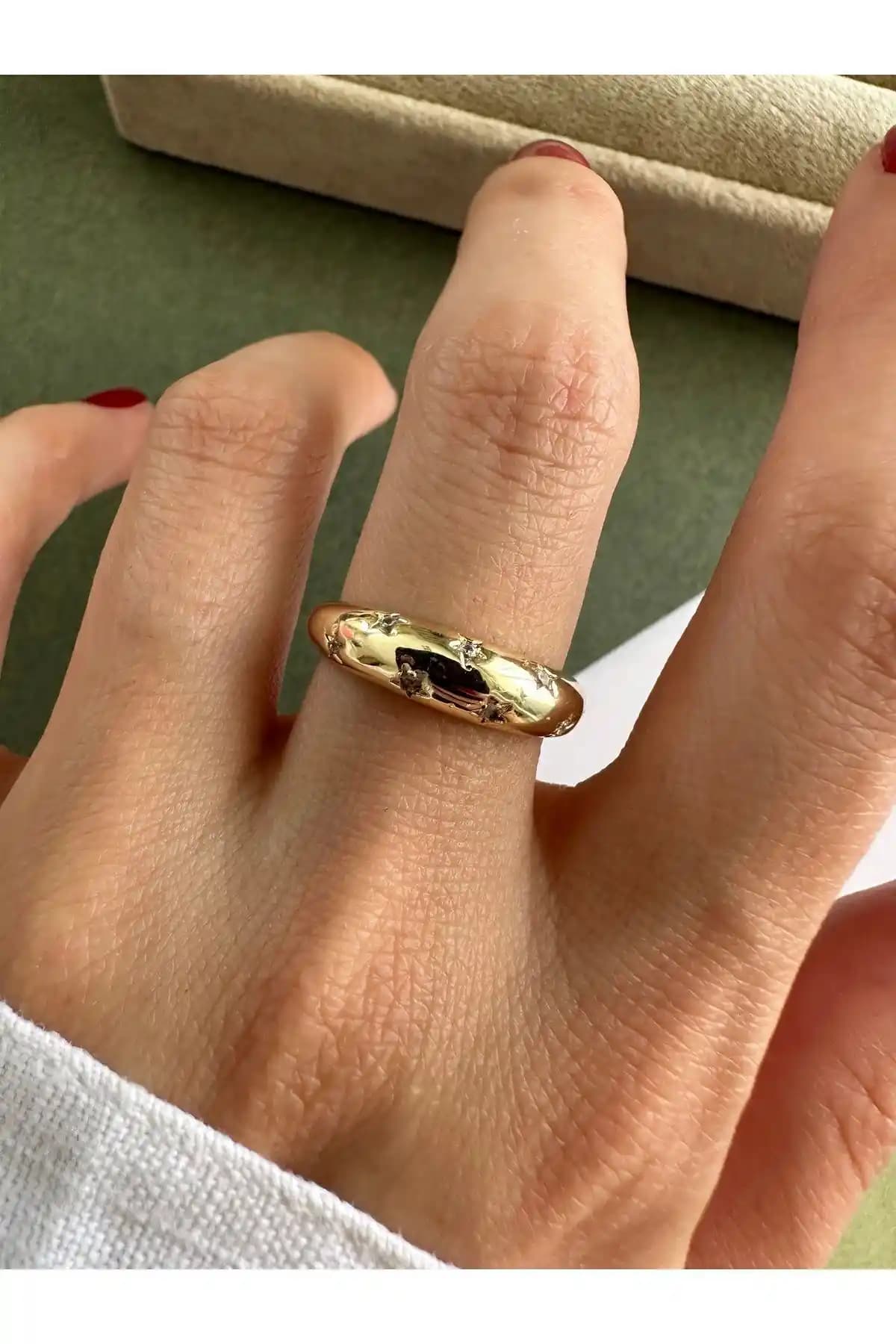 Gold Yıldız Motifli İnce Bombeli Yüzük: Şıklık ve Dayanıklılığı Bir Arada Sunar