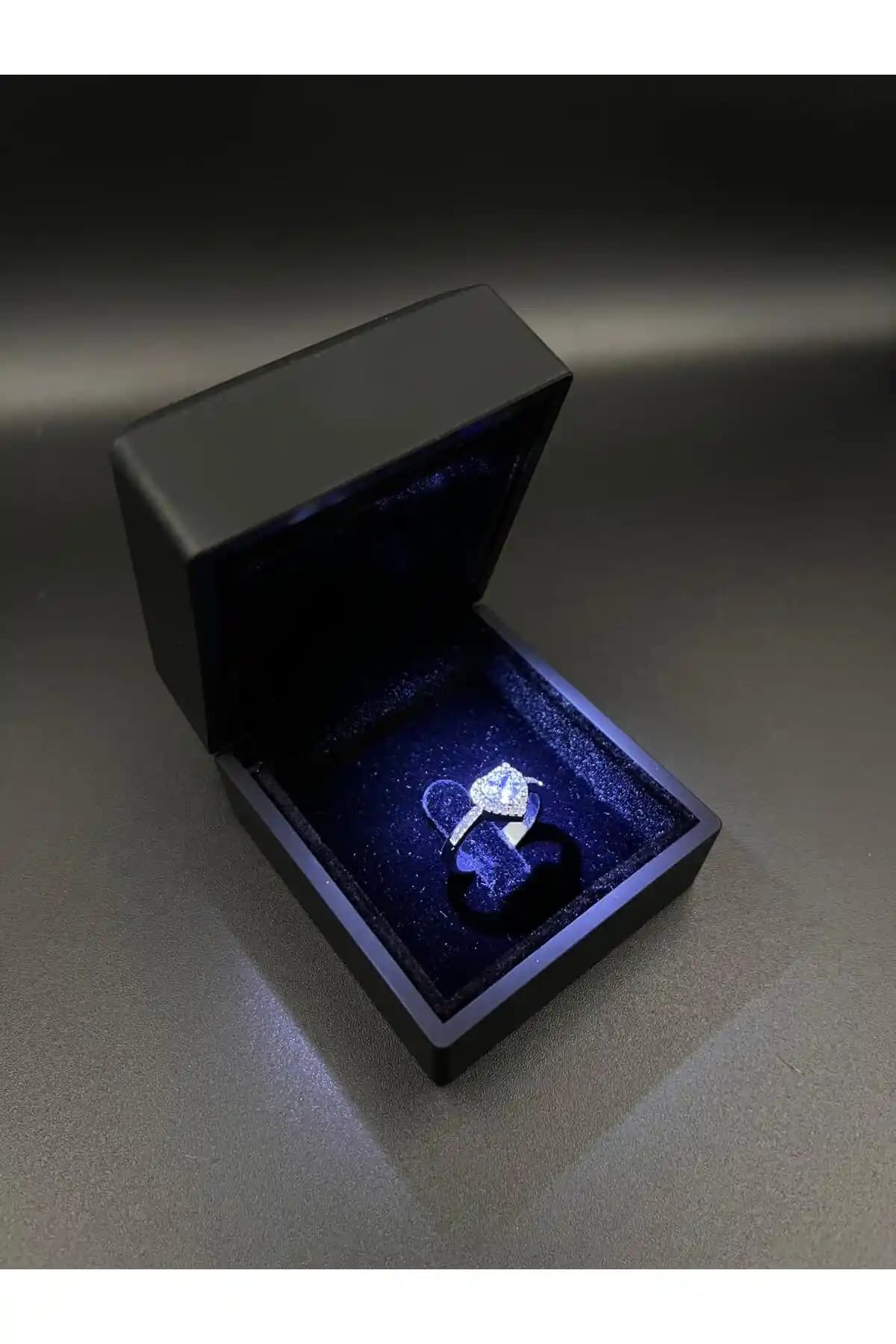 Sepetten Eve Işıklı Kalpli Yüzük: Dayanıklı ve Şık Sevgi Sembolü Tasarımı