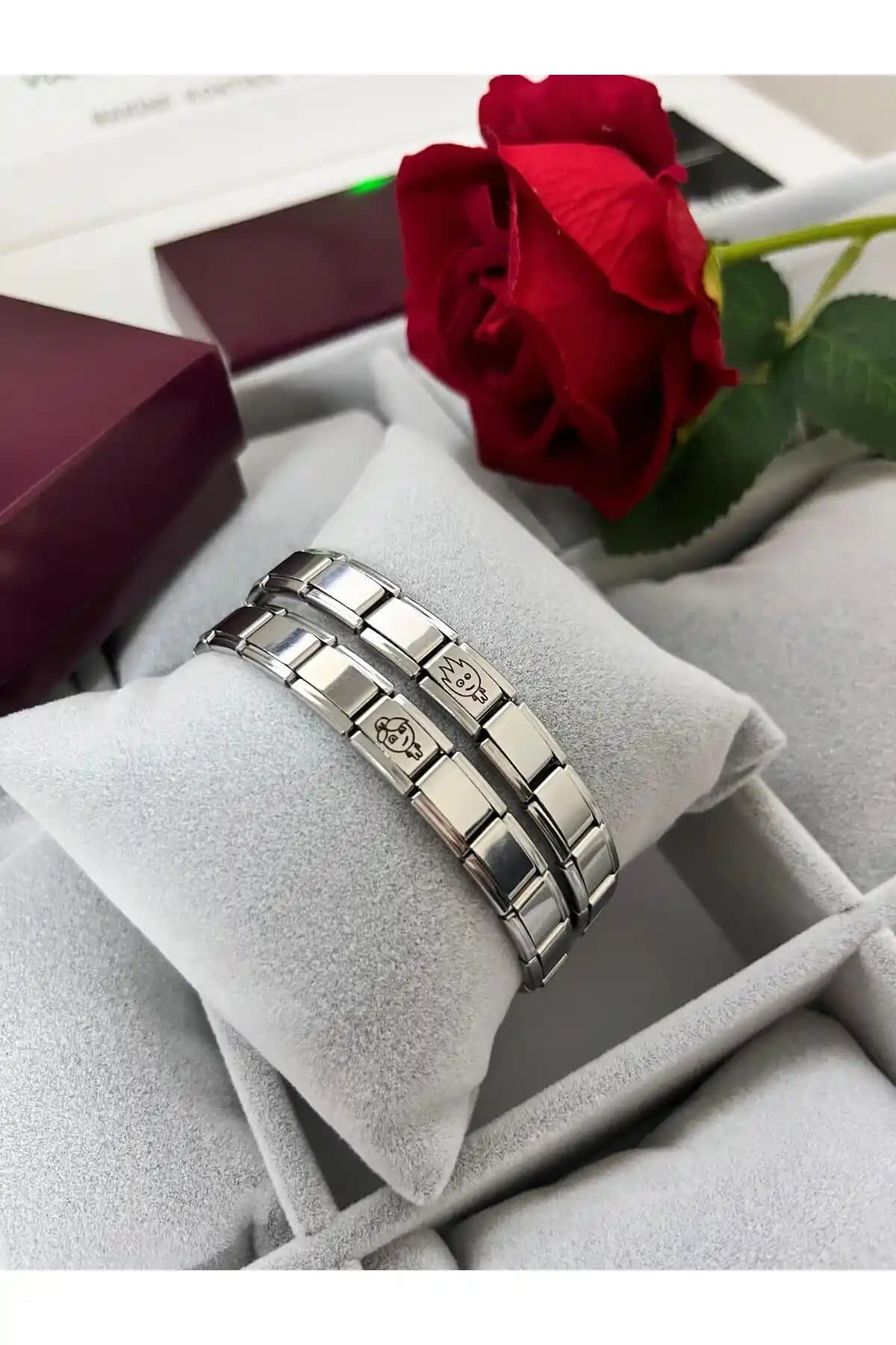 Sevgililer Günü İçin Özel Tasarımlı Gri Çelik Çift Bileklik Hediye Seçenekleri