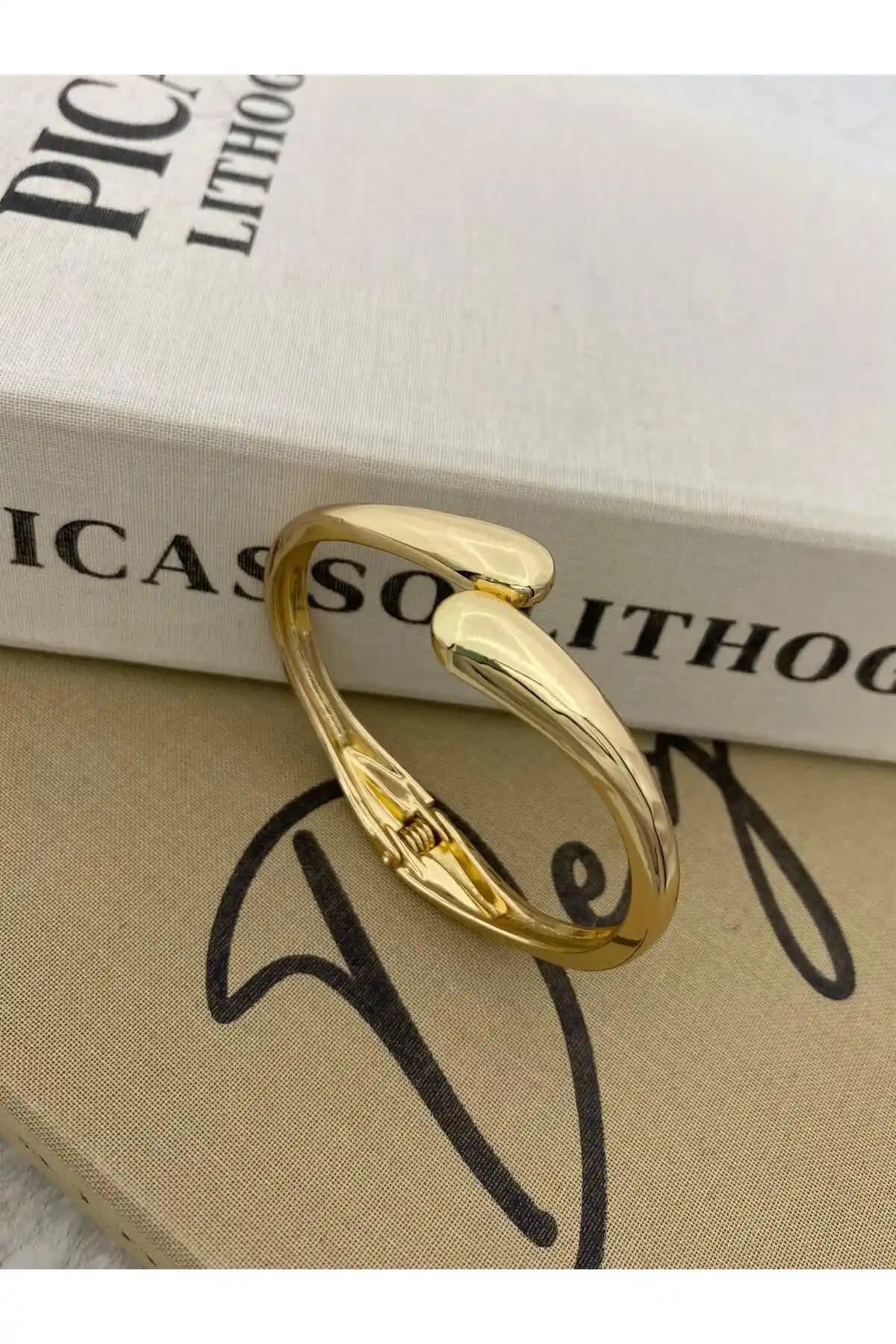 Hedef Bijuteri Gold Renk Damla Model Kelepçe Bileklik Şıklık ve Zarafet Sunar