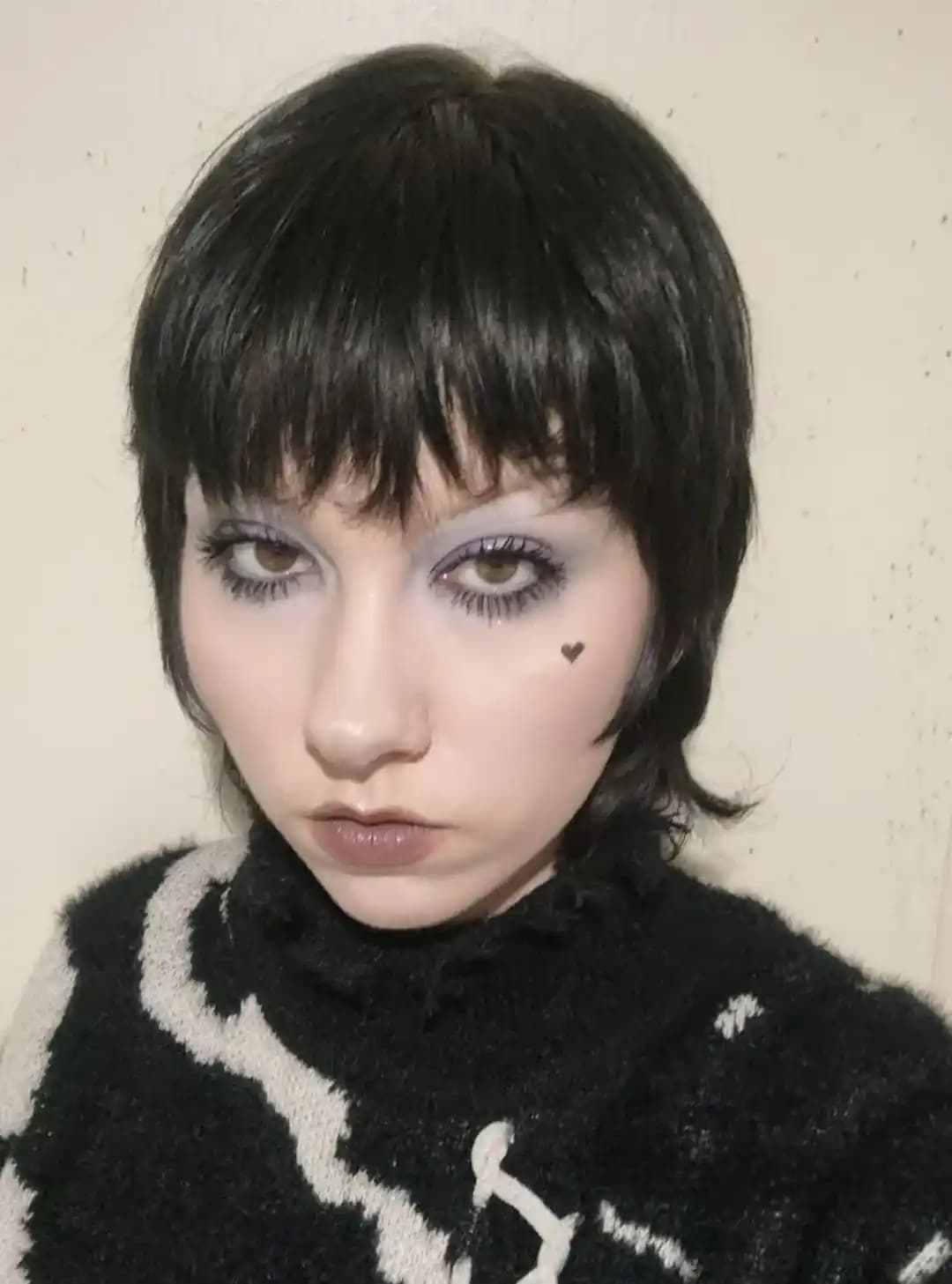 Giyilebilir Art Deco Makyaj Stili: Pastel Mor Göz Farı ve 60'lar Esintileriyle Modern Estetik