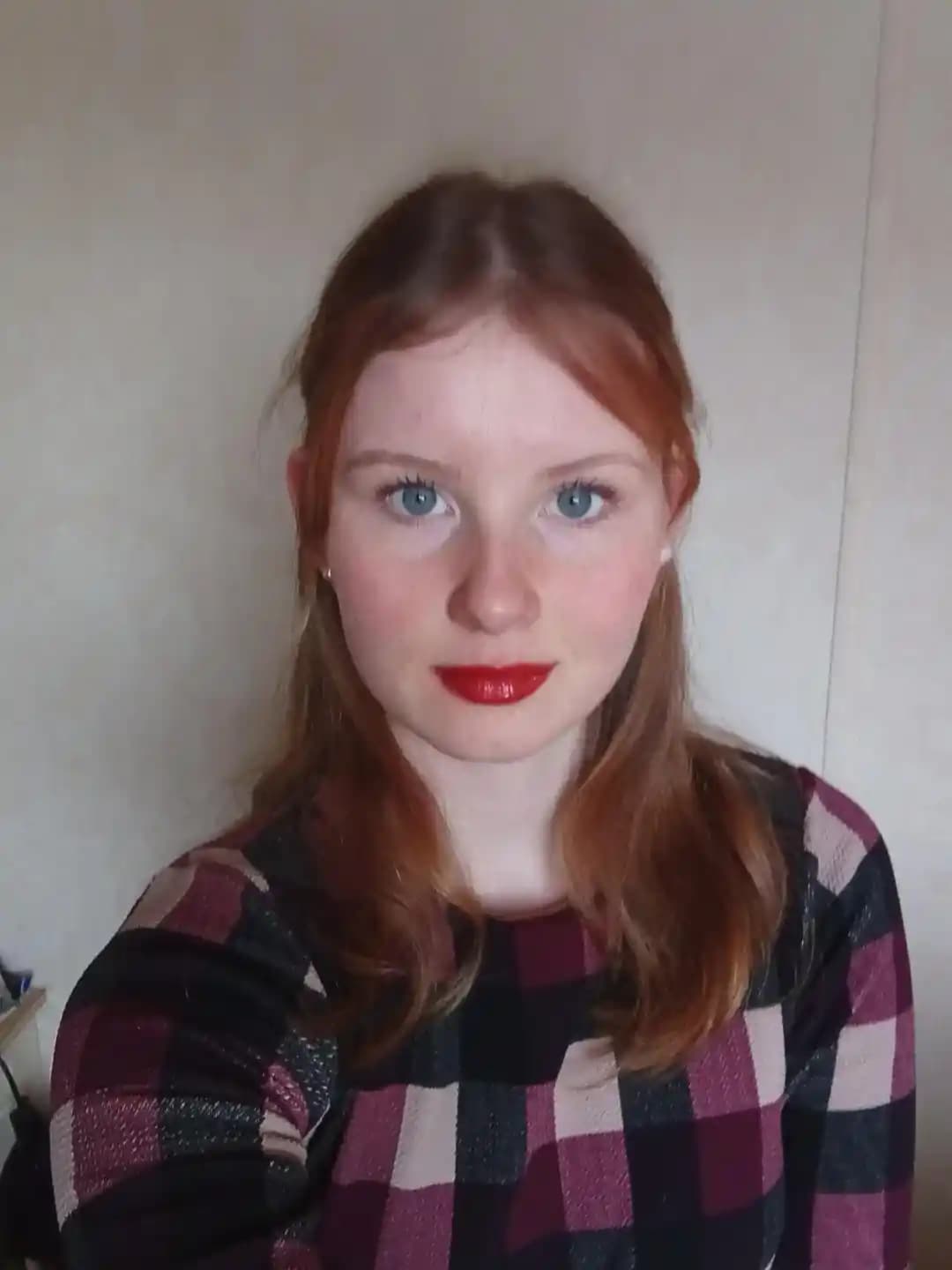 Kırmızı Rujun Ten Rengi ve Saç Tonuna Uyum Sağlaması: Kızıl Saçlılar İçin Ton Seçimi