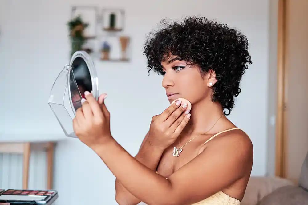 Kırmızı Saçlı ve Açık Tenli Kadınlar İçin Doğru Makyaj Ürünleri ve Başlangıç Seti Önerileri