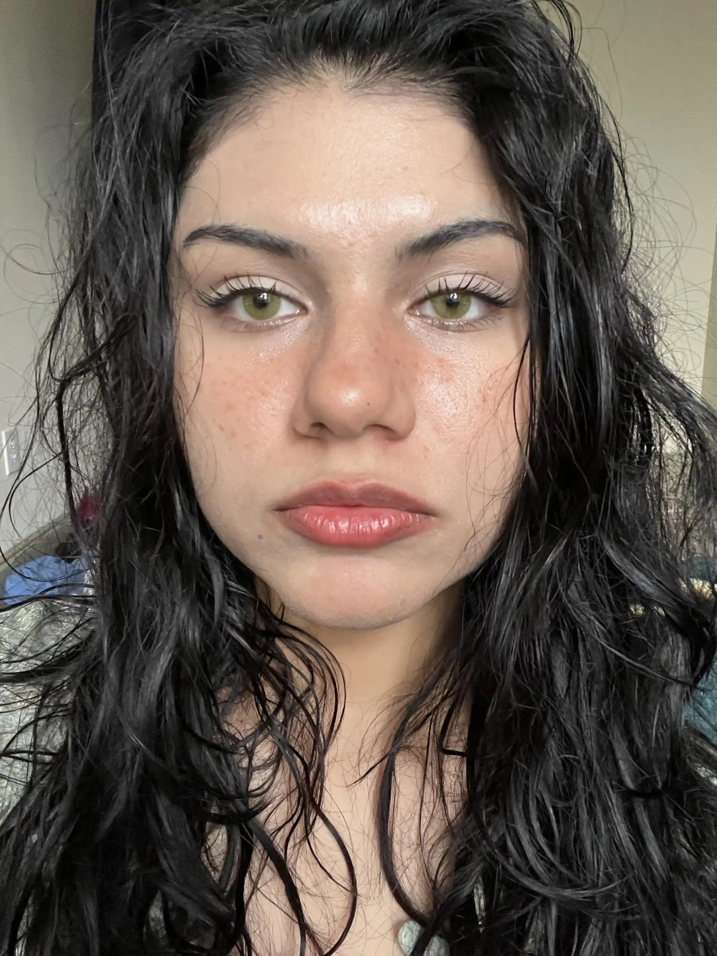 Yüksek Kontrastlı Girlie Makyaj Stili ve Doğru Ürün Seçimi Rehberi